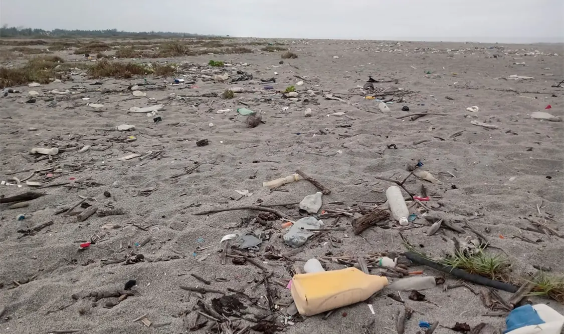 Playa Linda altamente contaminada por desechos