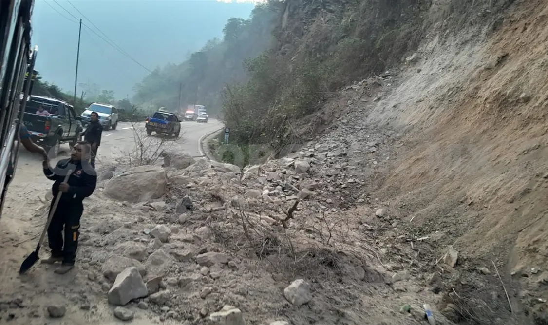 Temblor provoca deslaves en carreteras