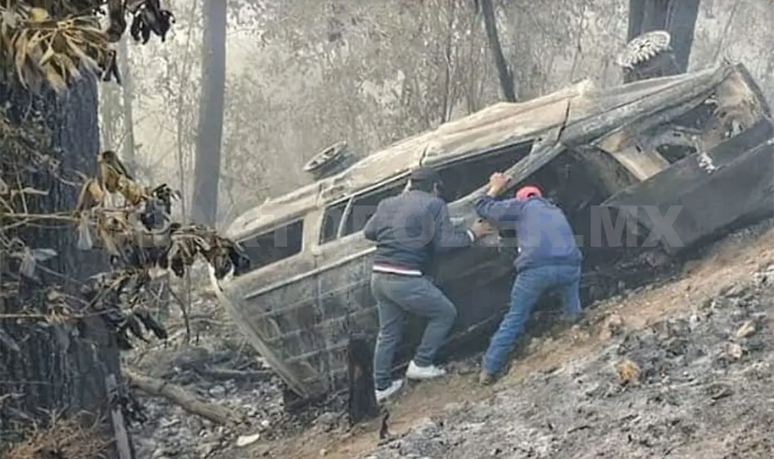 Vuelcan y caen a un barranco; murieron dos calcinados