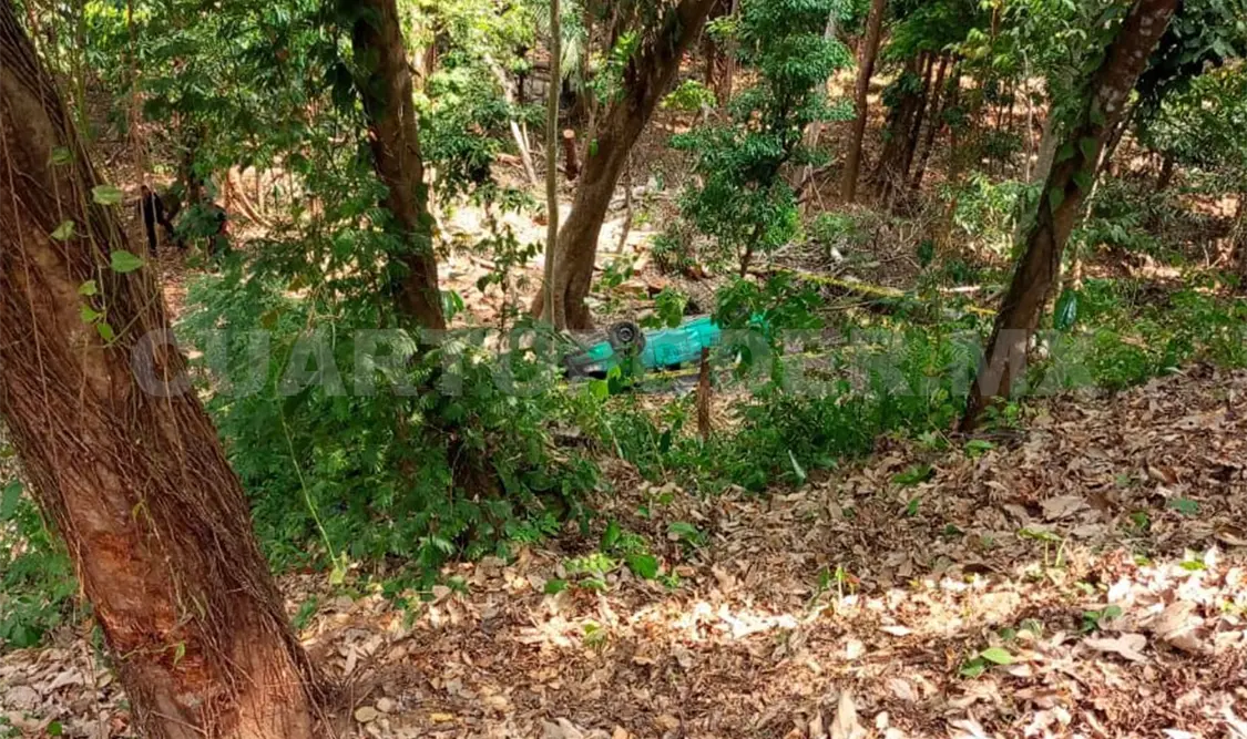 Se accidenta un taxi; dos decesos y una lesionada