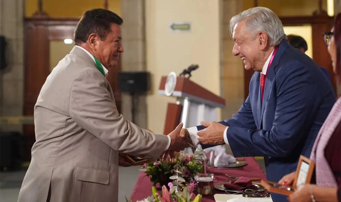 AMLO anuncia aumento salarial del 10 % a magisterio