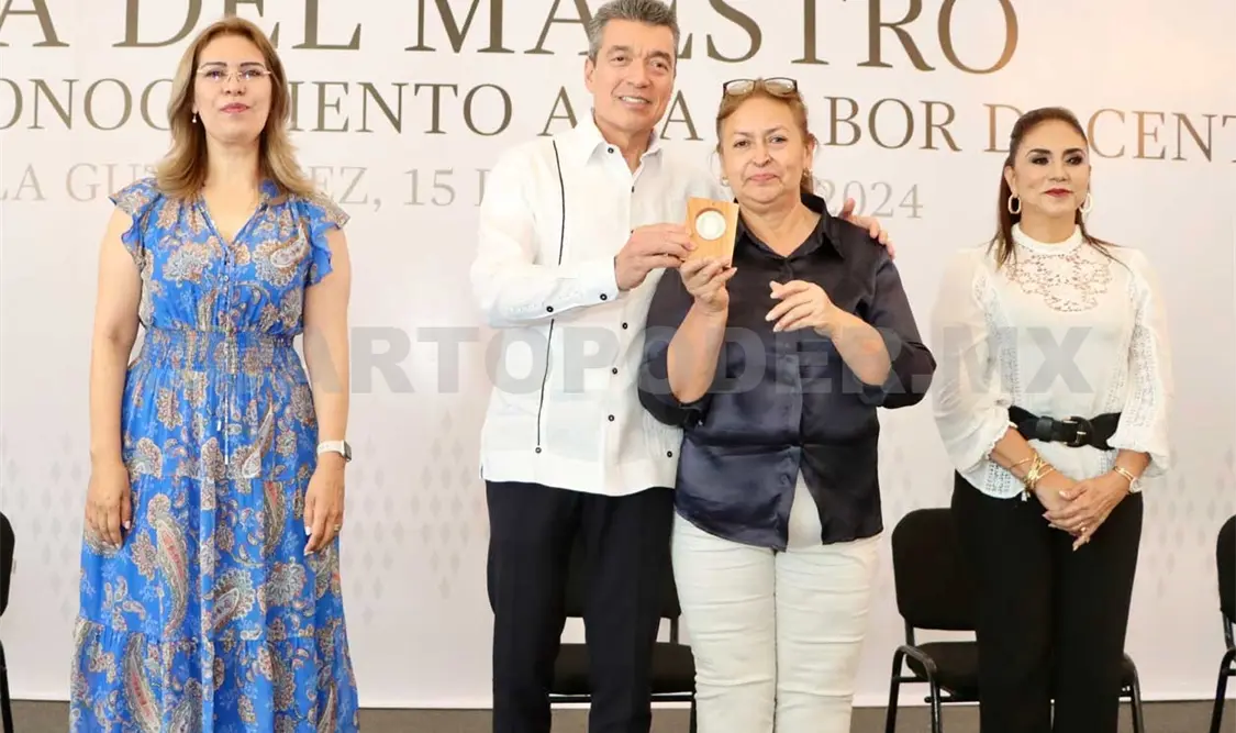 Reconocen a maestras y maestros de Chiapas
