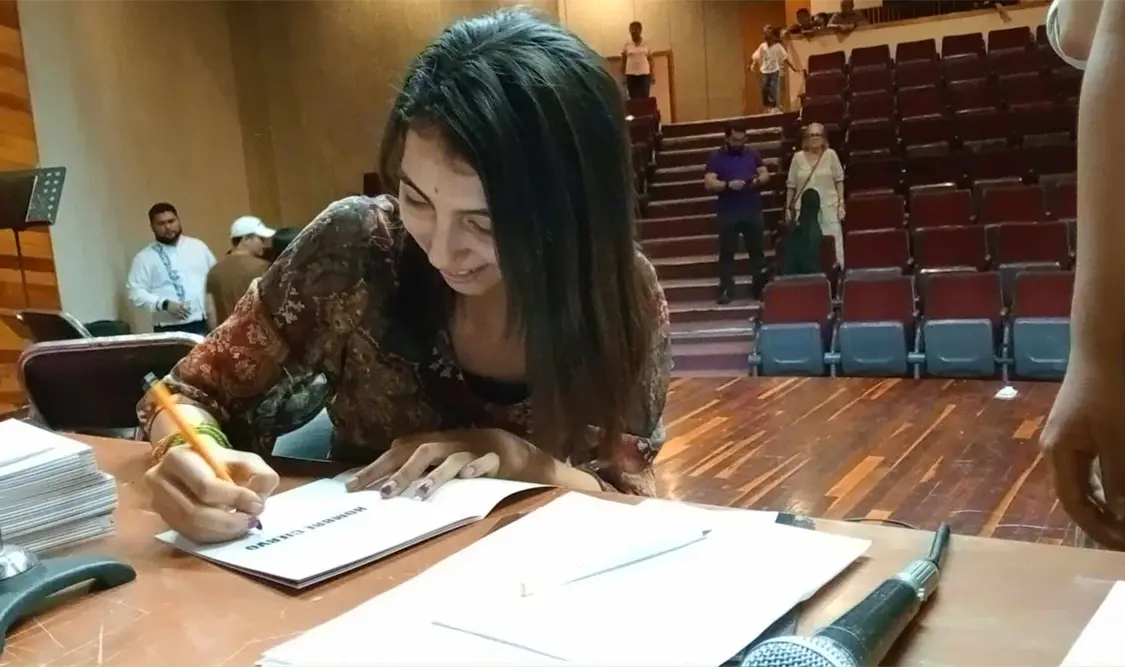 Debuta Yolanda del Carmen en la poesía