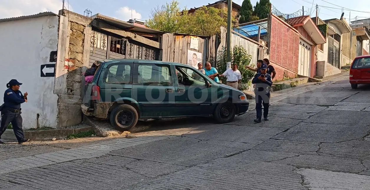 Camioneta se impacta contra casa
