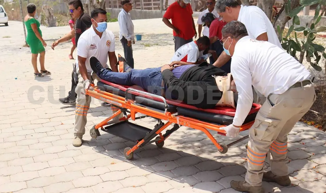 Motociclistas resultan con fracturas tras derrapar