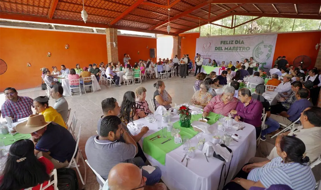 Jorge Llaven Abarca reconoce al magisterio