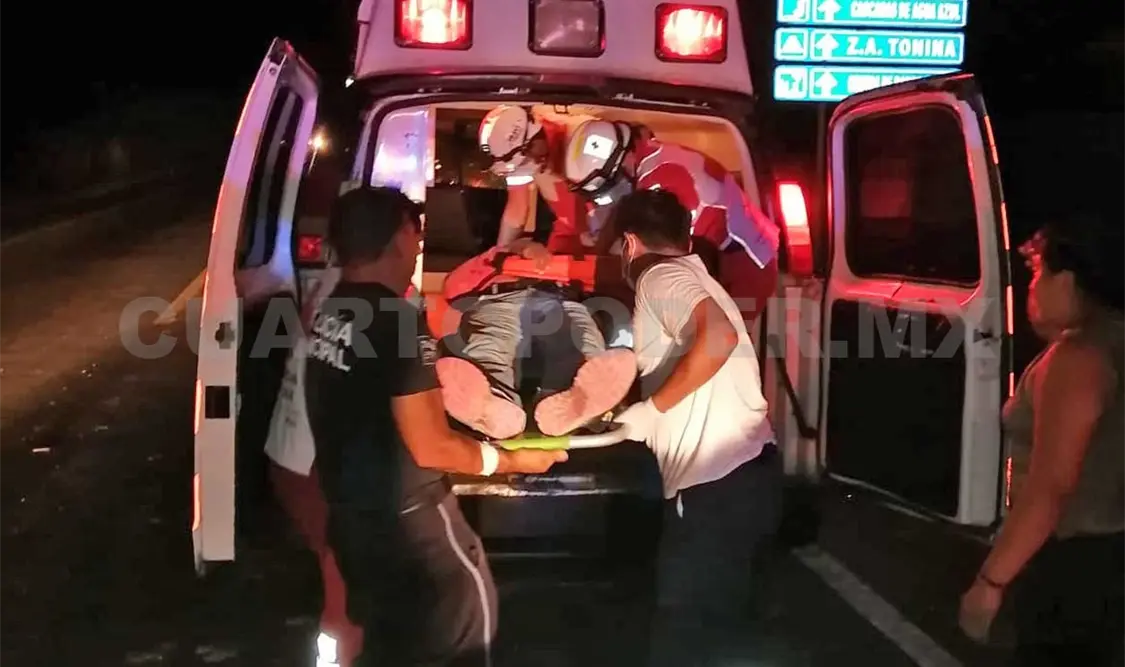 Embisten a motorista y acaba fracturado