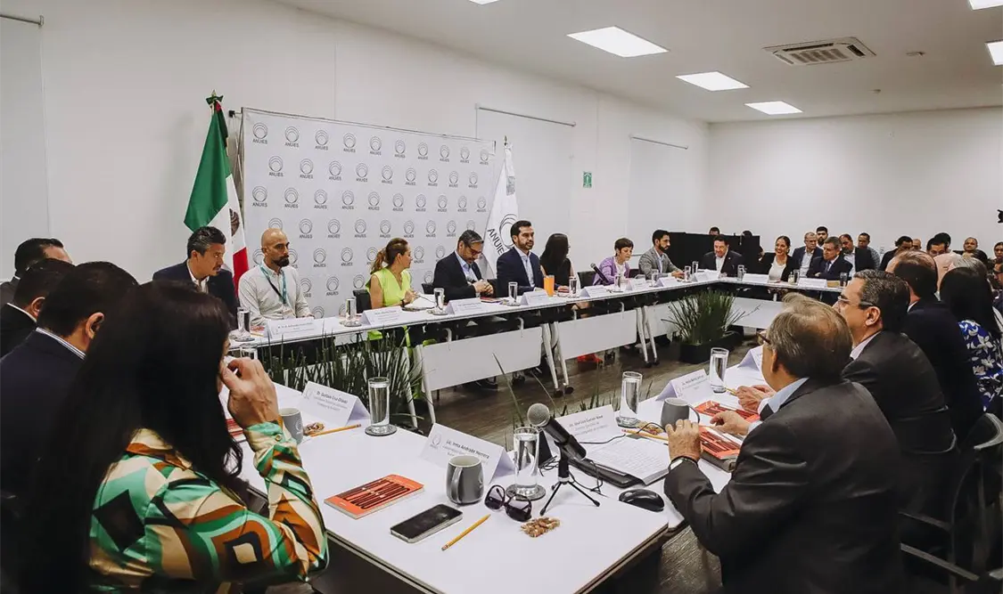 Máynez analiza su propuesta educativa en ANUIES
