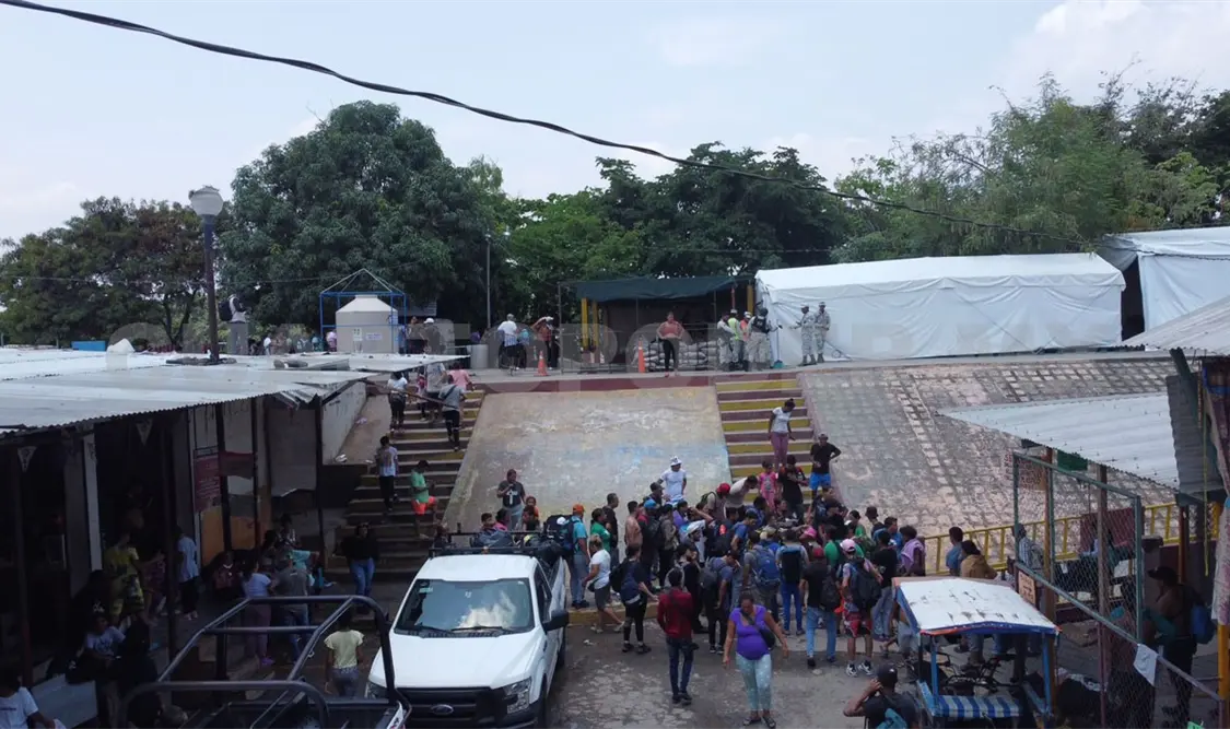 Migrantes parten de Suchiate en caravana