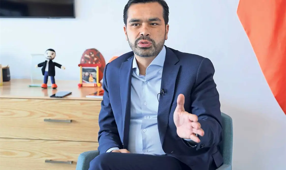 Desde su casa de campaña, relajado, de buen ánimo, Máynez confía en que el encuentro de este domingo será decisivo. Cortesía