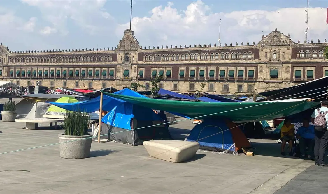 En el primer cuadro del Centro Histórico permanecen decenas de casas de campaña de maestros del CNTE. El Universal