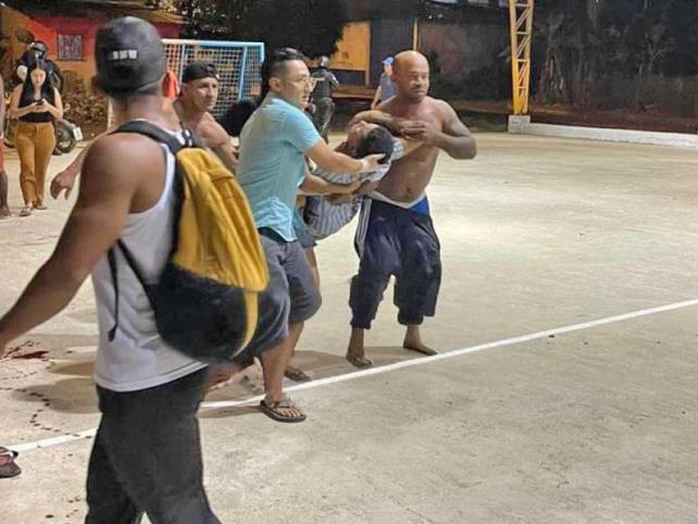 Ataque armado en cancha deportiva deja 3 muertos
