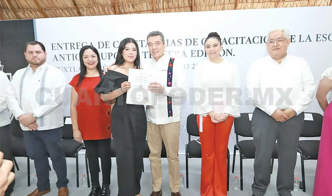 El gobernador reconoció y felicitó a las y los participantes de este programa. CP