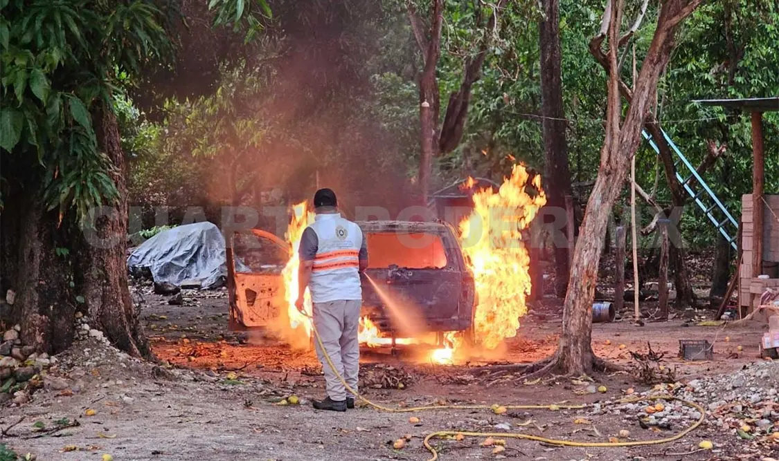 La Grand Cherokee aparentemente se incendió por una falla eléctrica. Víctor Sánchez / CP