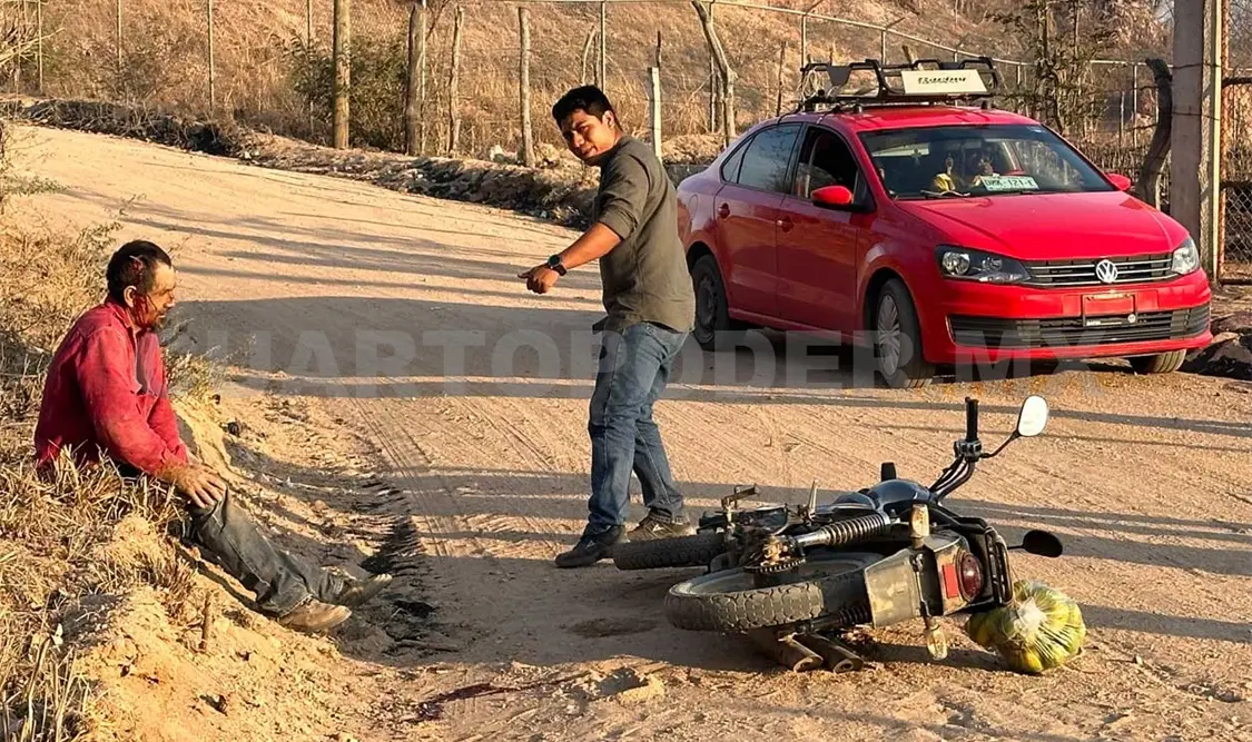 El individuo derrapó al esquivar el objeto que estaba en medio del camino de terracería. Osman Toledo / CP
