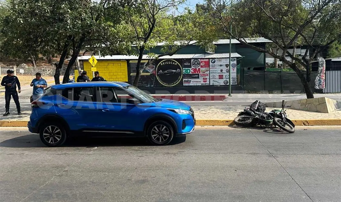 El motorista fue socorrido por Protección Civil, aunque no fue necesario hospitalizarlo. Ulises López / CP