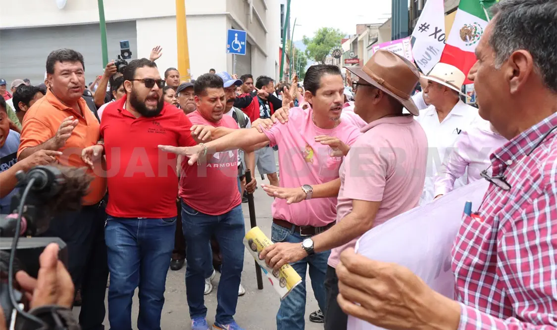 Maestros detienen a la “Marea Rosa”
