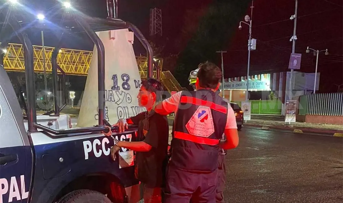 Atropellan a par de militares frente a la escuela de música