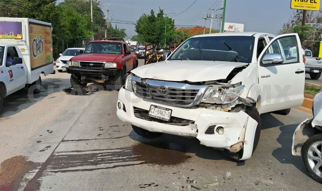 Por exceso de velocidad causan una carambola