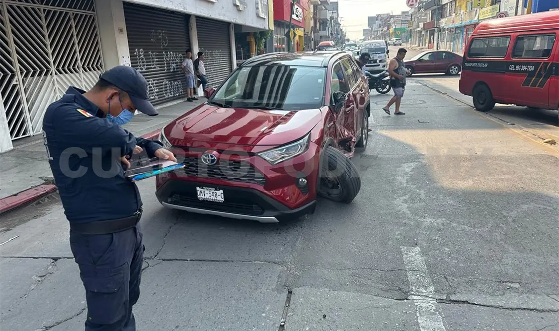 Quedan a media calle dos vehículos al chocar en avenida