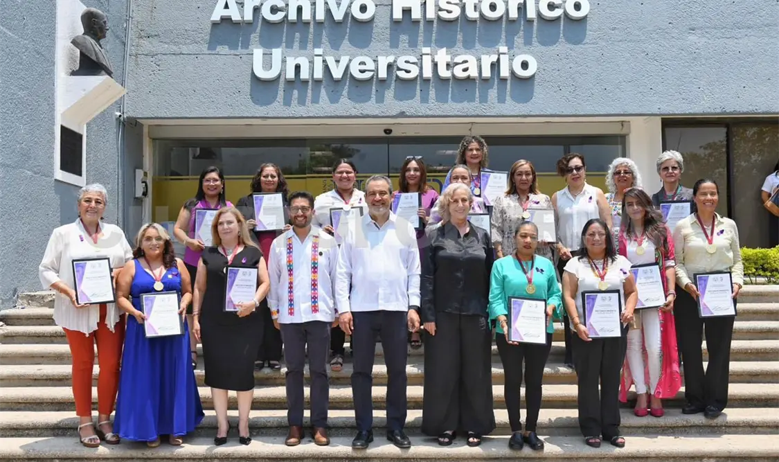 Reconocen con medalla Huella violeta a trabajadoras