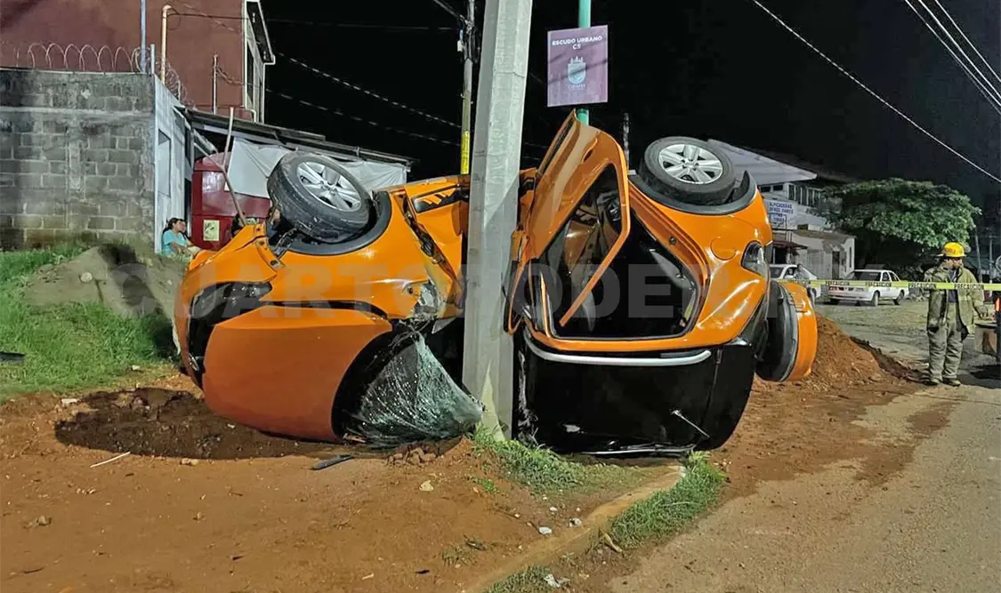 Muere al volcar y chocar contra un poste