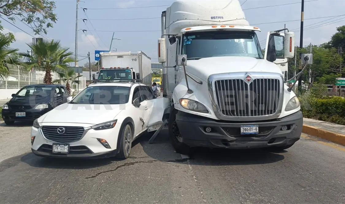 Se impactan un automóvil y tráiler; hubo caos vial