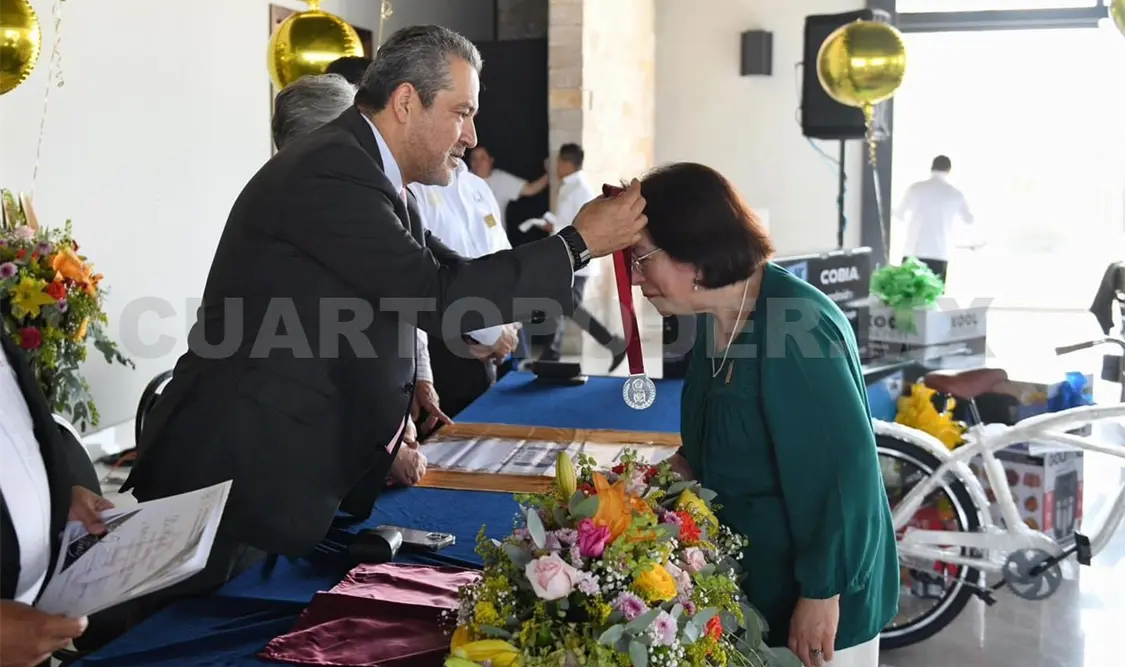 Entregan medallas a docentes de la Unach
