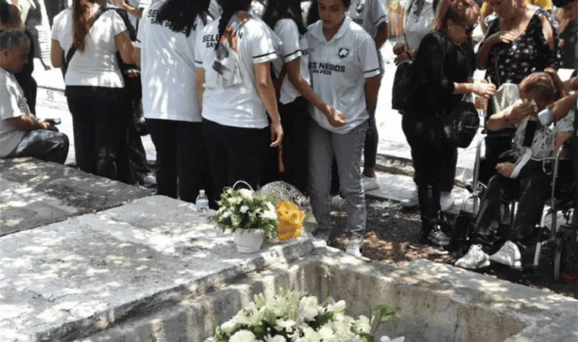 Las tumbas estaban rodeadas de flores blancas y veladoras. Cortesía