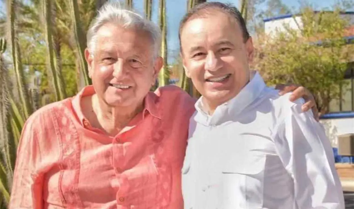 El mandatario fue recibido por el gobernador de Sonora, Alfonso Durazo Montaño. Cortesía