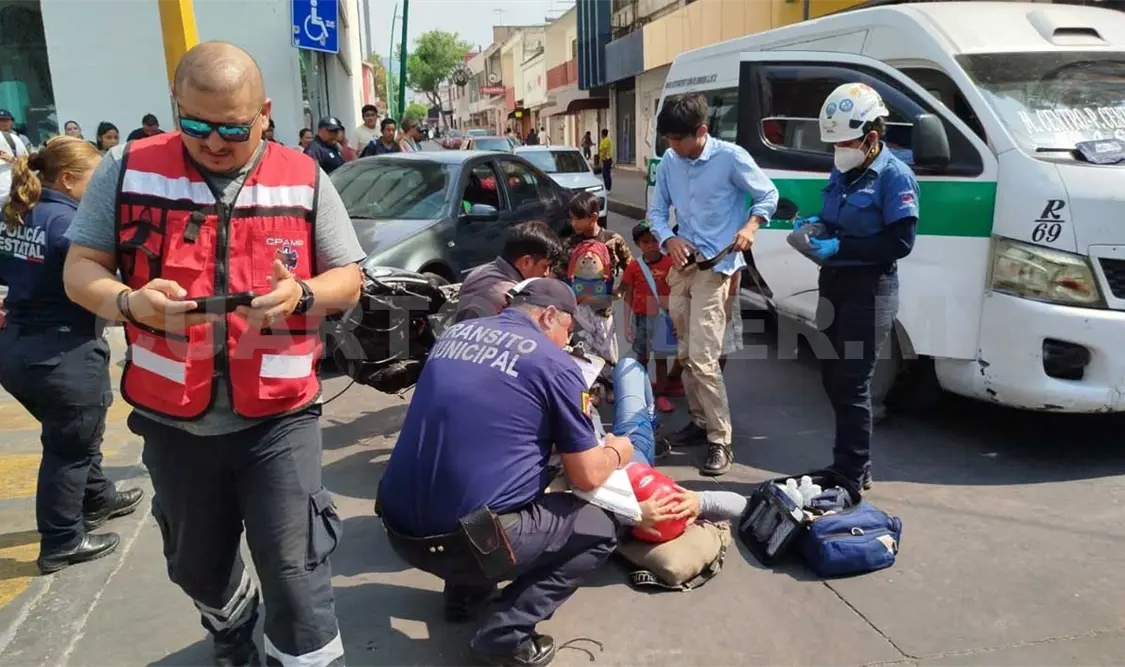 La motocicleta supuestamente se pasó la preferencia y fue embestida por el transporte público. Ulises López / CP