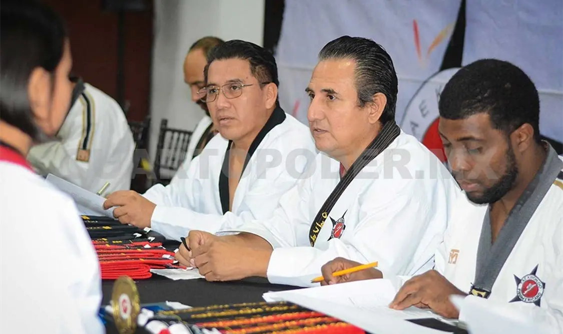 Édgar Tony Abarca recibe certificado
