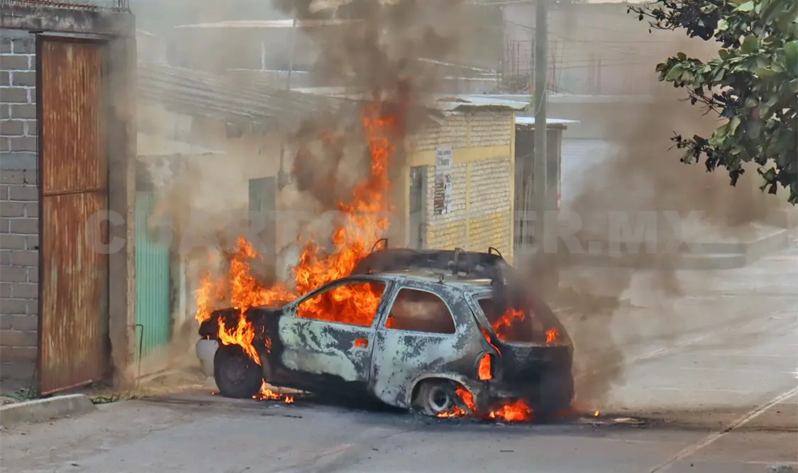 Fuego calcina por completo a un automóvil compacto