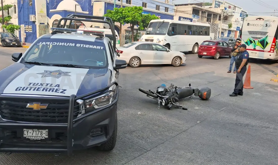 Se estrella motociclista contra colectivo en el centro
