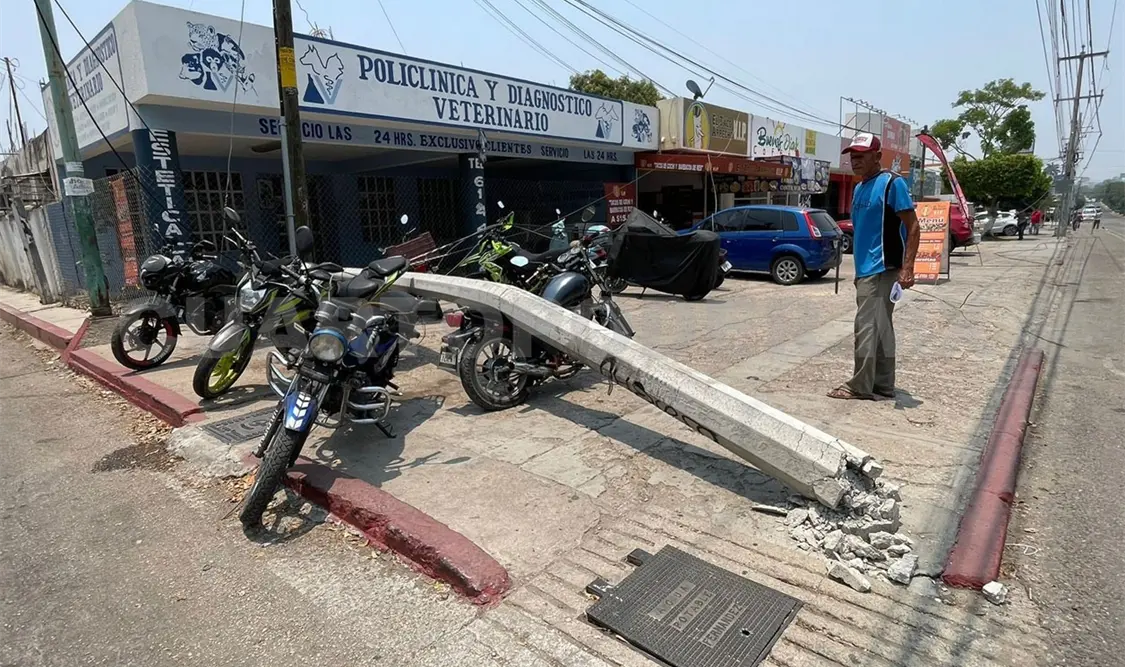 Camión derriba poste y cae sobre cuatro motos