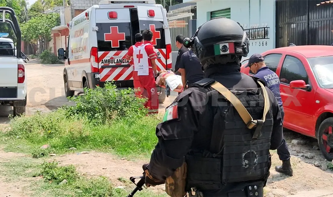 Cae mujer de puente peatonal y termina grave
