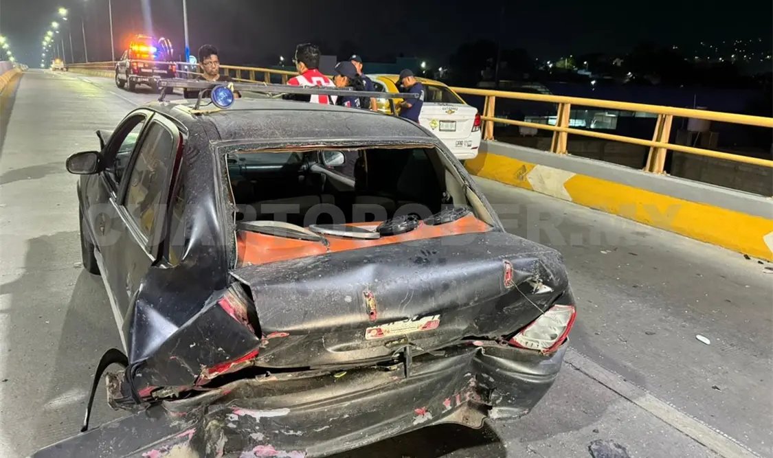 Aparatoso choque deja a una fémina herida