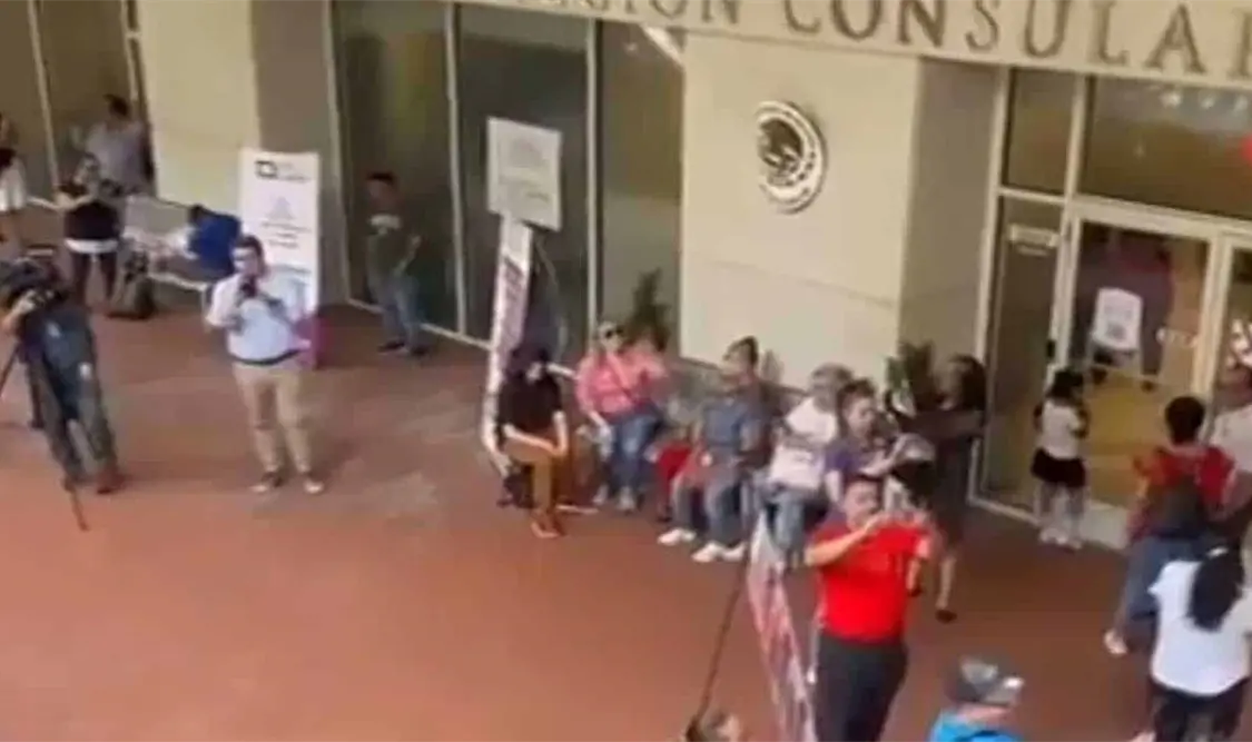 Cantan Cielito Lindo y el Himno Nacional mientras esperan para votar