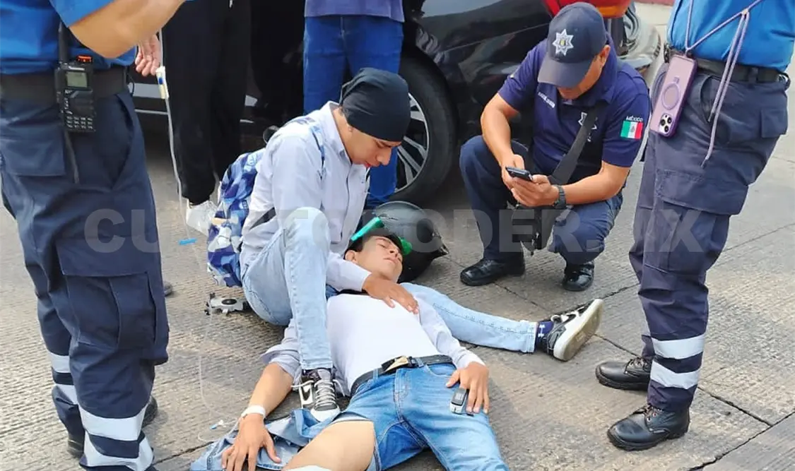 Embisten a joven y acaba con fractura expuesta