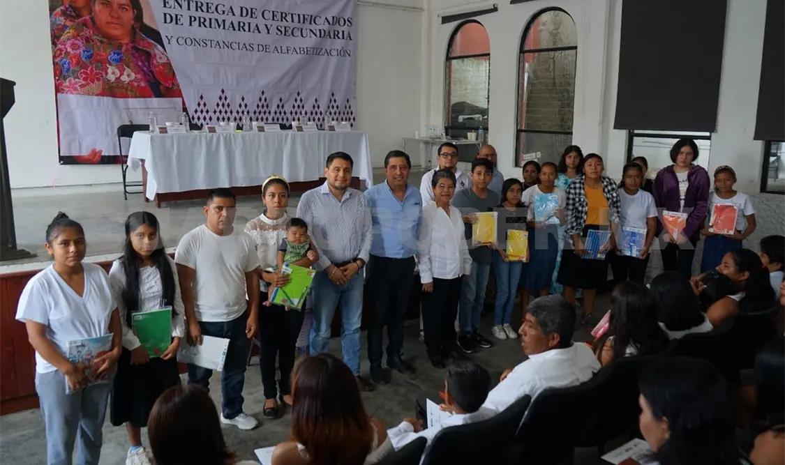 Entrega Icheja certificados de primaria y secundaria