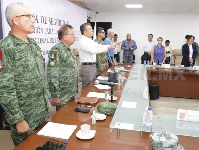 Rutilio Escandón felicita a Claudia y Eduardo Rutilio Escandón felicita a Claudia y Eduardo