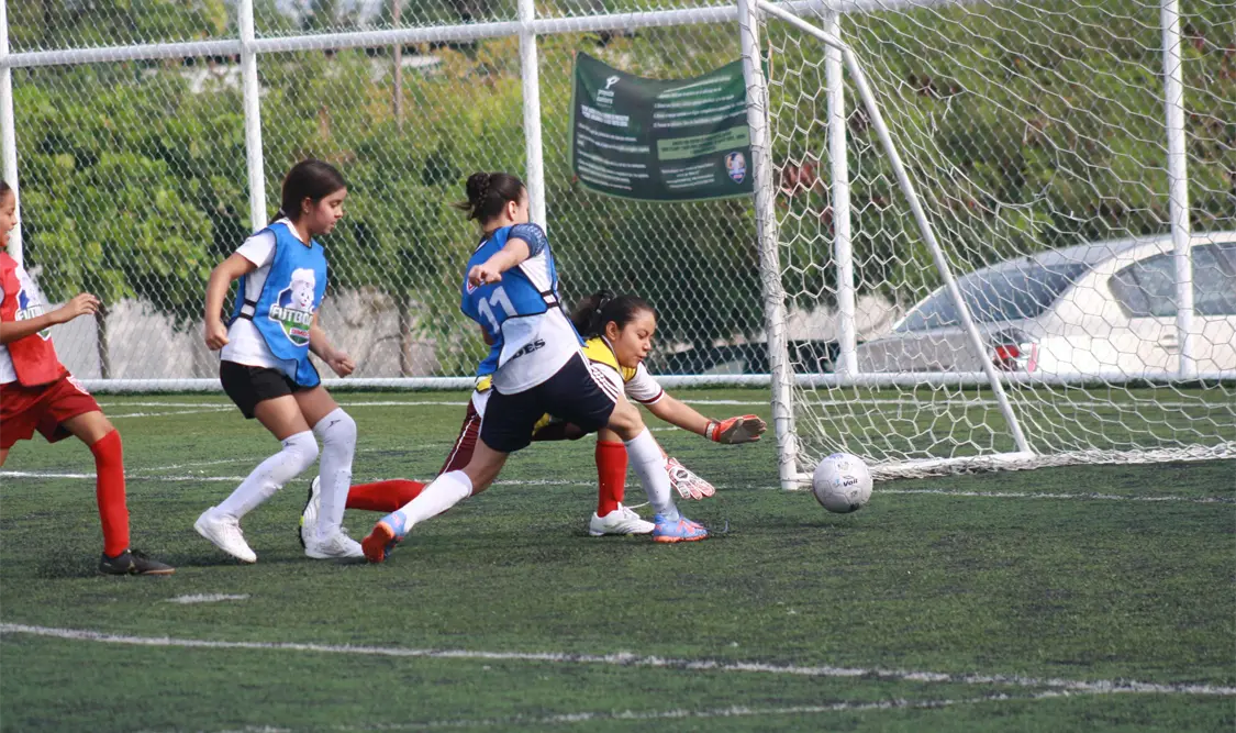 Aguerrido encuentro celebrado en la cancha del Instituto Hispano Jaime Sabines. Jesús Ortega/CP