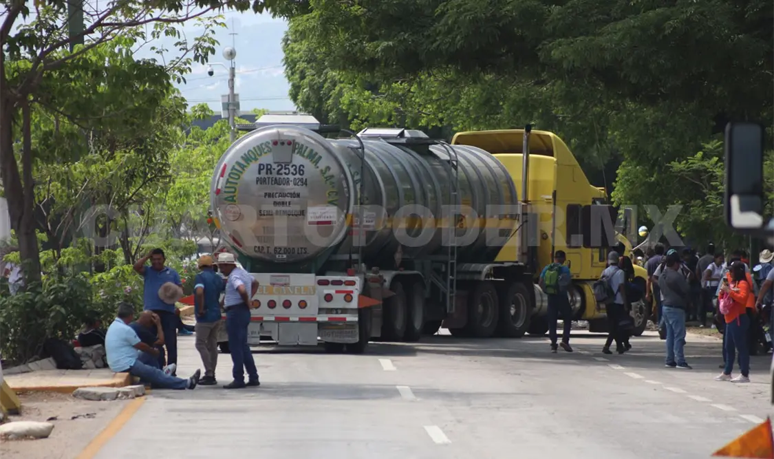 Docentes realizan bloqueos en accesos de la ciudad