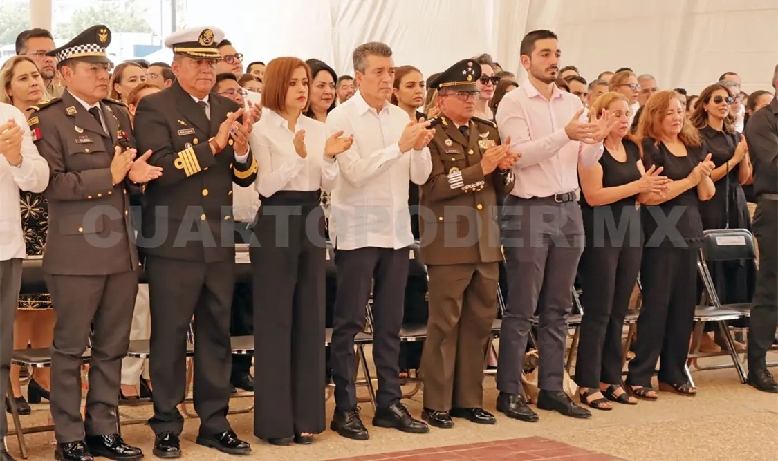 Reconocen trayectoria de Rosalinda López en el DIF