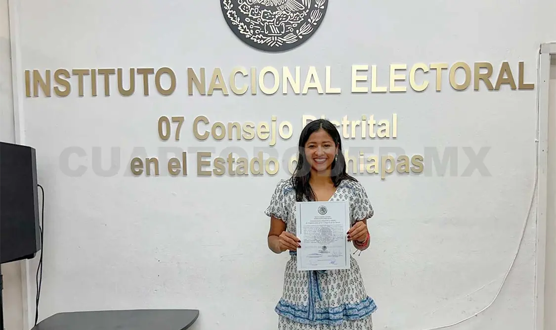 Azucena Arreola recibe constancia de mayoría