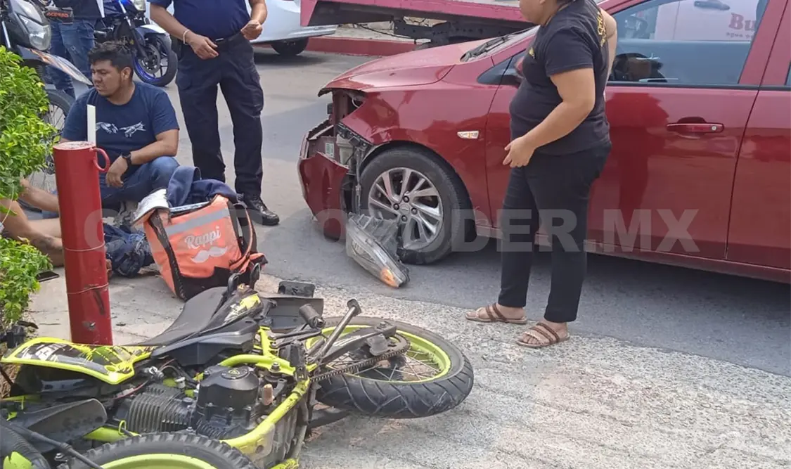 Sedán atropella a un motociclista en un bulevar