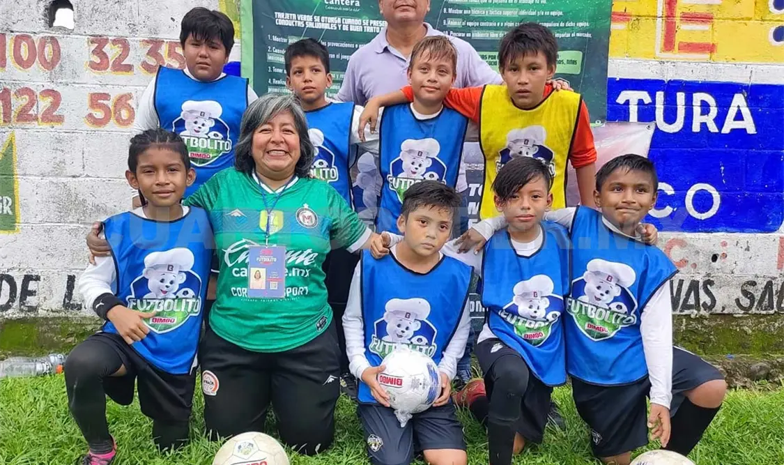 La profesora Erika López Guzmán, coordinadora estatal de Futbolito Bimbo, estuvo presente en la eliminatoria en Cacahoatán. Cortesía