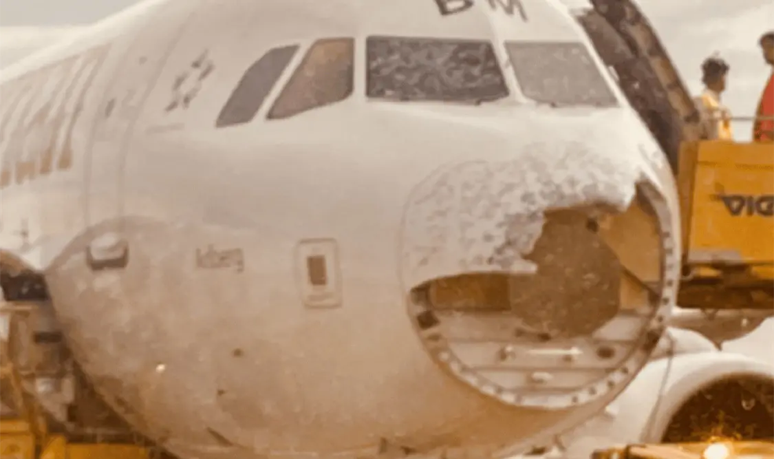 Tormenta de granizo destroza el frente de avión