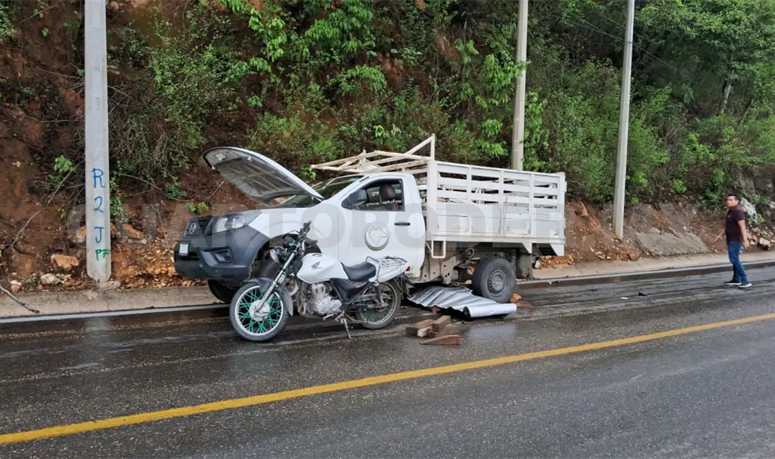 Se estrella motociclista contra camioneta y fallece
