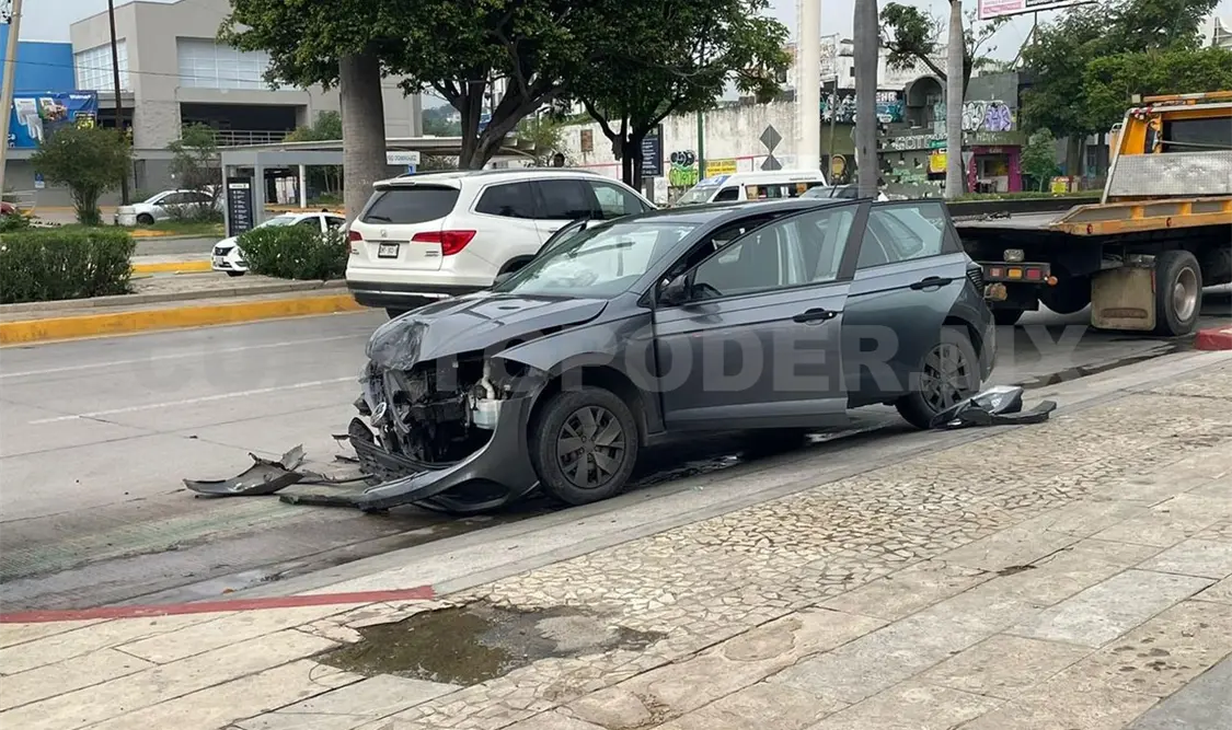 “Semaforazo” salda con daños y un lesionado